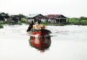 Foto: Cilts sievietes un saldūdens delfīnu meklējumi Borneo